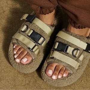 Cozy Shearling Buckle Sandals - Tan